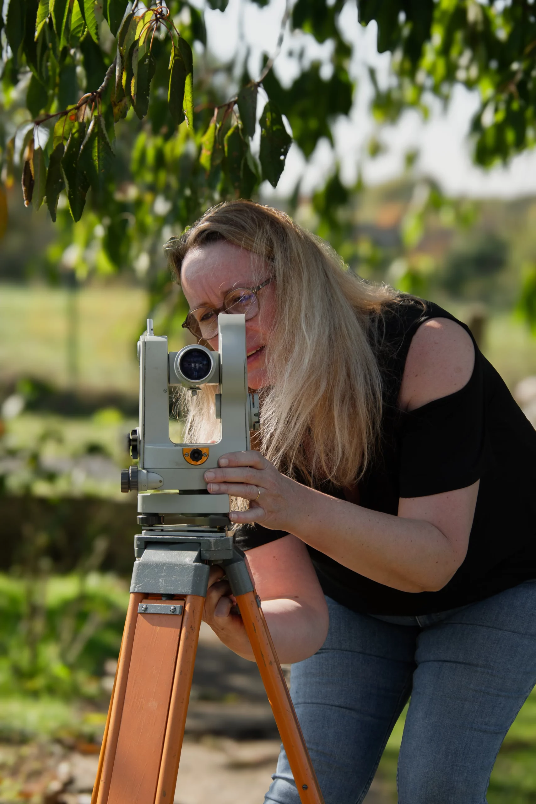 Fabienne mesure les distances pour construire son plan de maison {{brizy_dc_image_alt imageSrc=