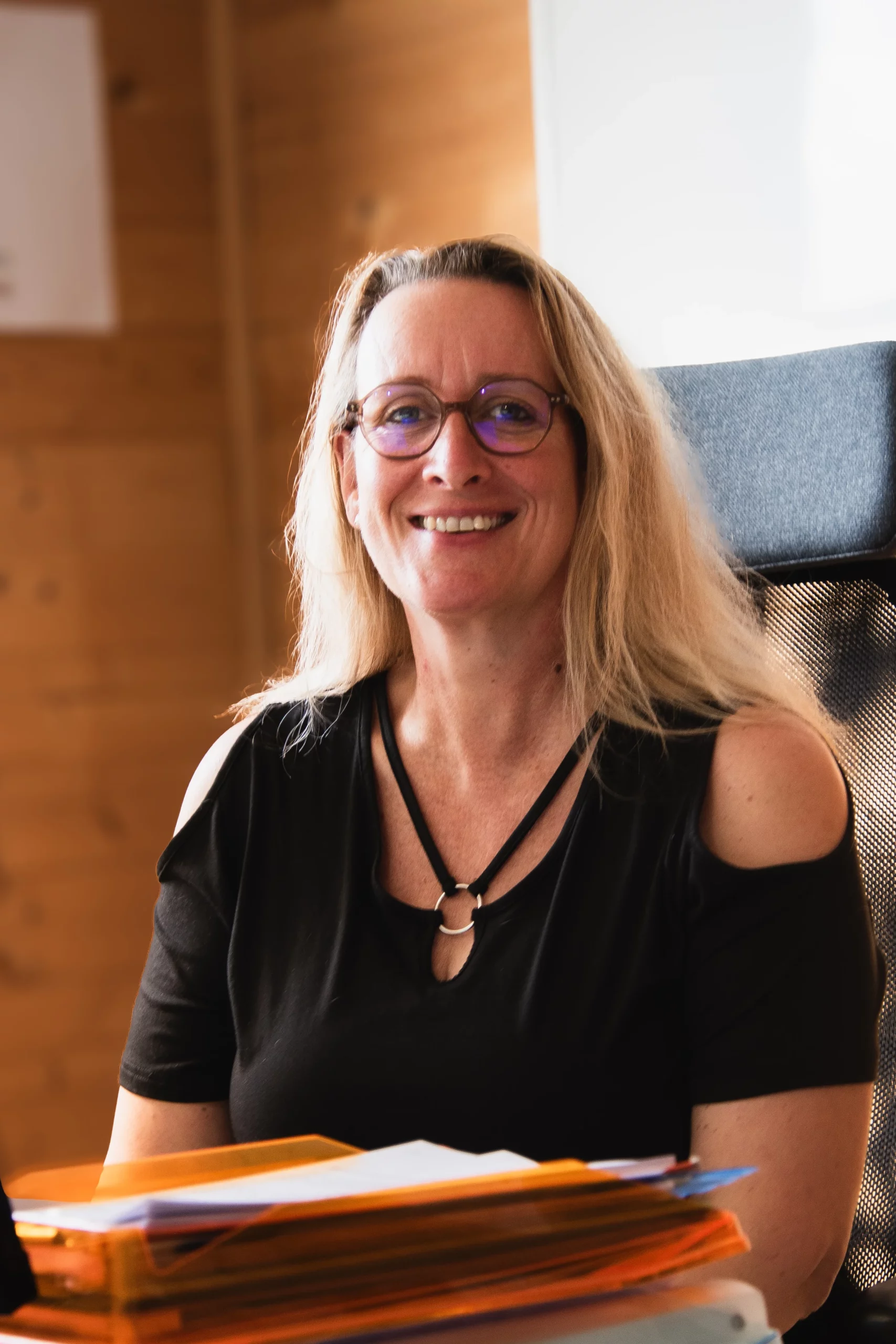 Fabienne à son bureau chez elle à Château-Renault {{brizy_dc_image_alt imageSrc=